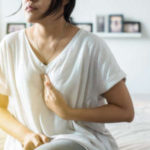 104341335-femme-asiatique-ayant-des-acides-de-reflux-ou-symptomatiques-maladie-de-reflux-gastro-oesophagien-par
