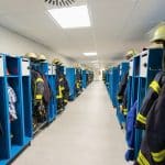 Sammelumkleide der Freiwilligen Feuerwehr mit Spinden Uniformen